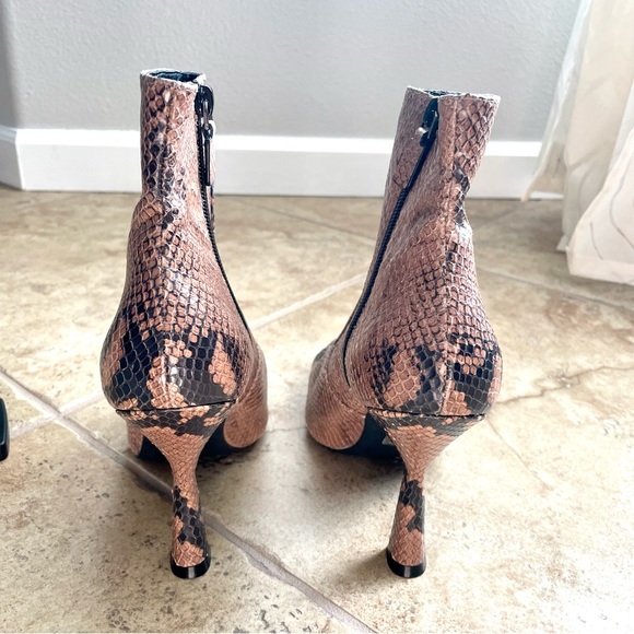 Fierce! Stuart Weitzman Melena Snakeskin-Embossed Leather Ankle Boots Size 9.5 - Picture 3 of 8